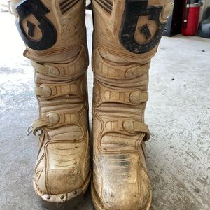 Dirt bike boots